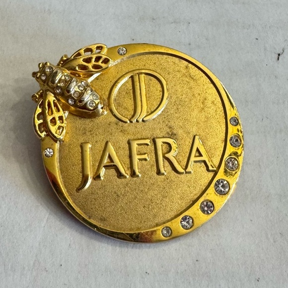 Jafra Gold Brooch with Crystal Accents - Picture 14 of 16